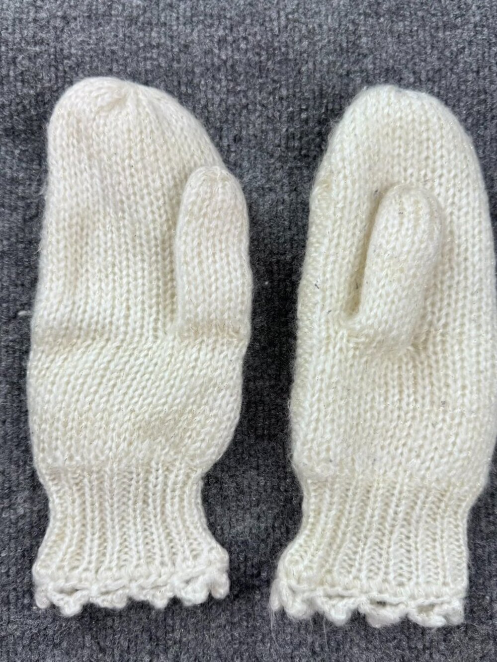 Vintage Hand Knit Cream Cable Knit Mittens Fuzzy Wool Blend Scalloped Cuff